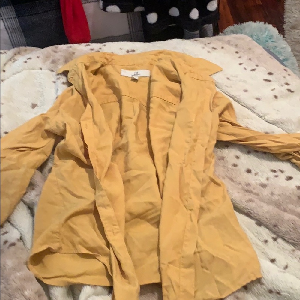 Collard yellow shirt